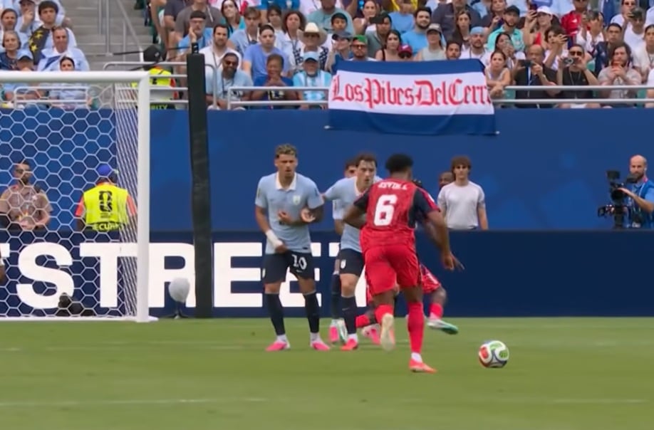 Descomunal GOLAZO de Kevin Pina para poner adelante a Cabo Verde ante Uruguay. (Captura América)