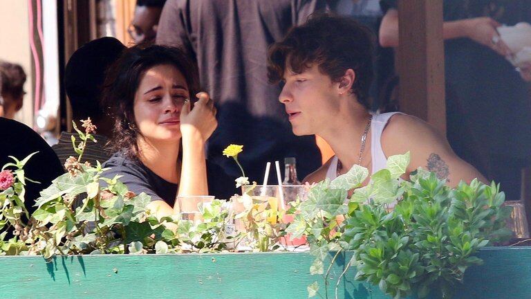 Camila Cabello llorando durante una salida con su entonces novio Mendes en Nueva York en el mes de septiembre (Foto: The Grosby Group