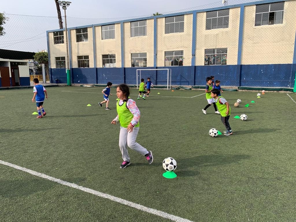 Niños y niñas participan en vacaciones útiles en verano. (Foto: La Academia)