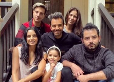 Eugenio Derbez junto a sus hijos y su esposa actual (Foto: Eugenio Derbez / Instagram)