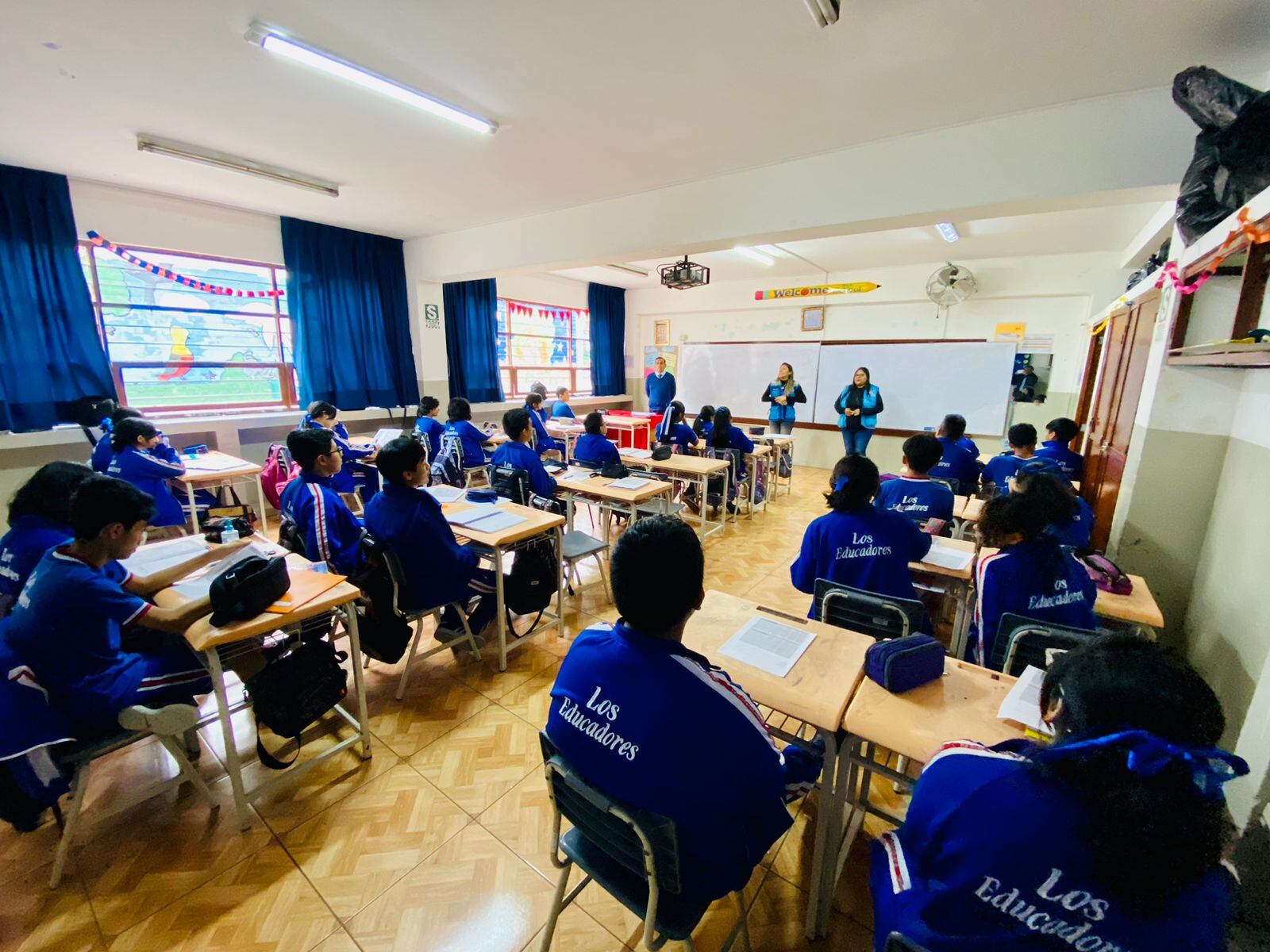 Estudiantes escucharon atentos las charlas de las autoridades.