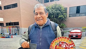 Vecino de Ate celebra por los 5 mil soles del Bingo Bicolor