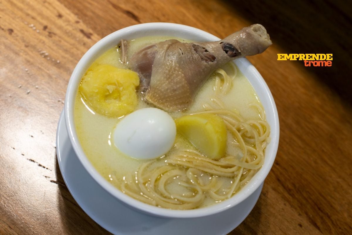 El caldo de gallina se sirve con pancito, canchita, cebollita china y ajicito. Foto: Julio Reaño.
