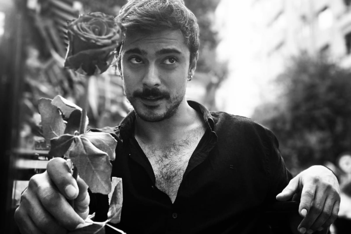 El arista mostrando una rosa en una fotografía en blanco y negro (Foto: Doğaç Yıldız / Instagram)