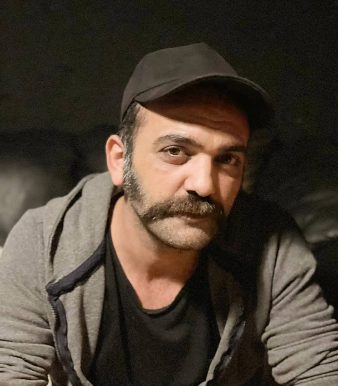 Ergün Metin inició en la actuación participando en obras de teatro (Foto: Ergün Metin / Instagram)