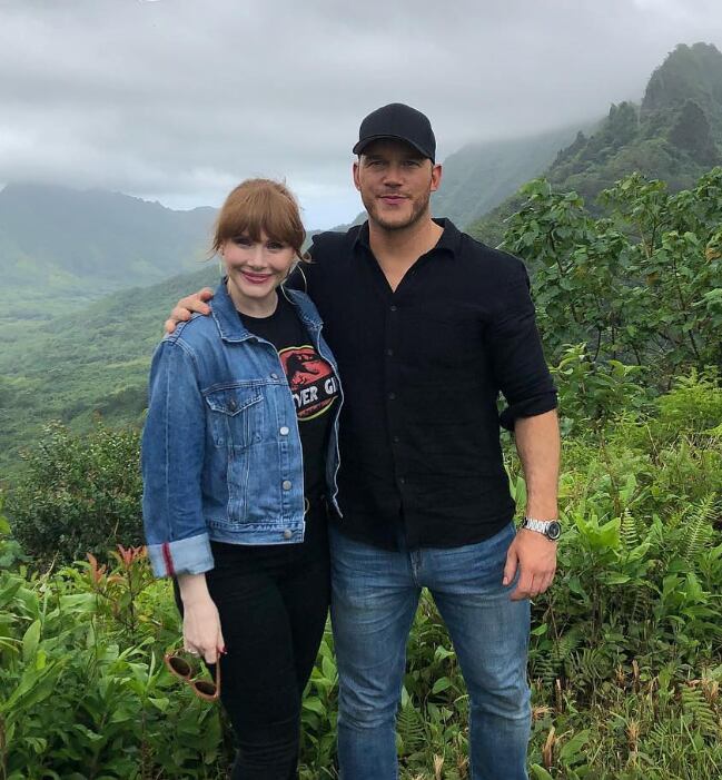 Bryce Dallas Howard junto a Chris Pratt durante la grabación de Jurassic World. (Foto: @jurassicworld / Instagram)