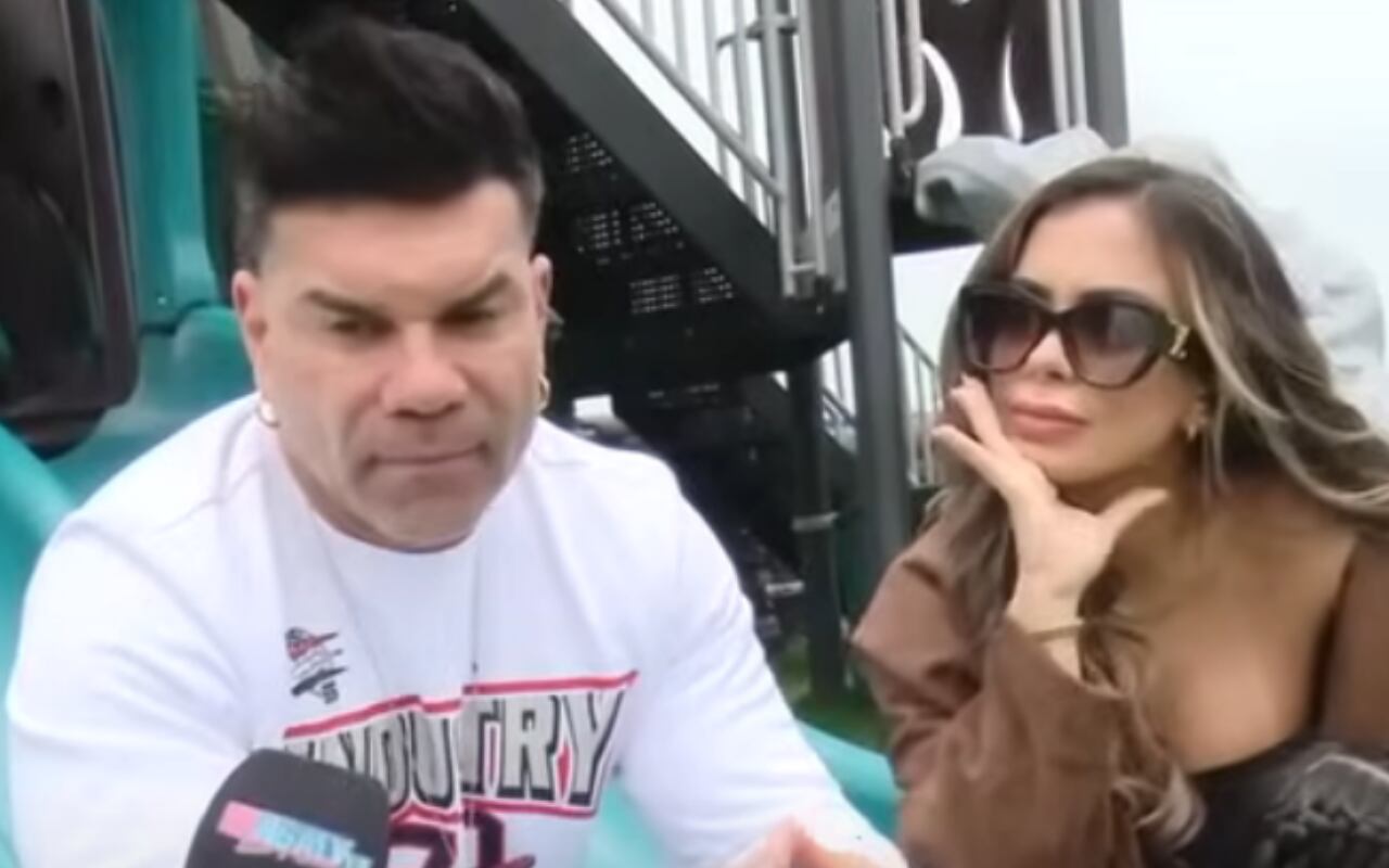 En una nueva etapa y lejos de los escándalos, Carlos Barraza juró proteger sin reparos a Emiliana y a su madre Vanessa López. | Foto: Magaly TV (Captura)