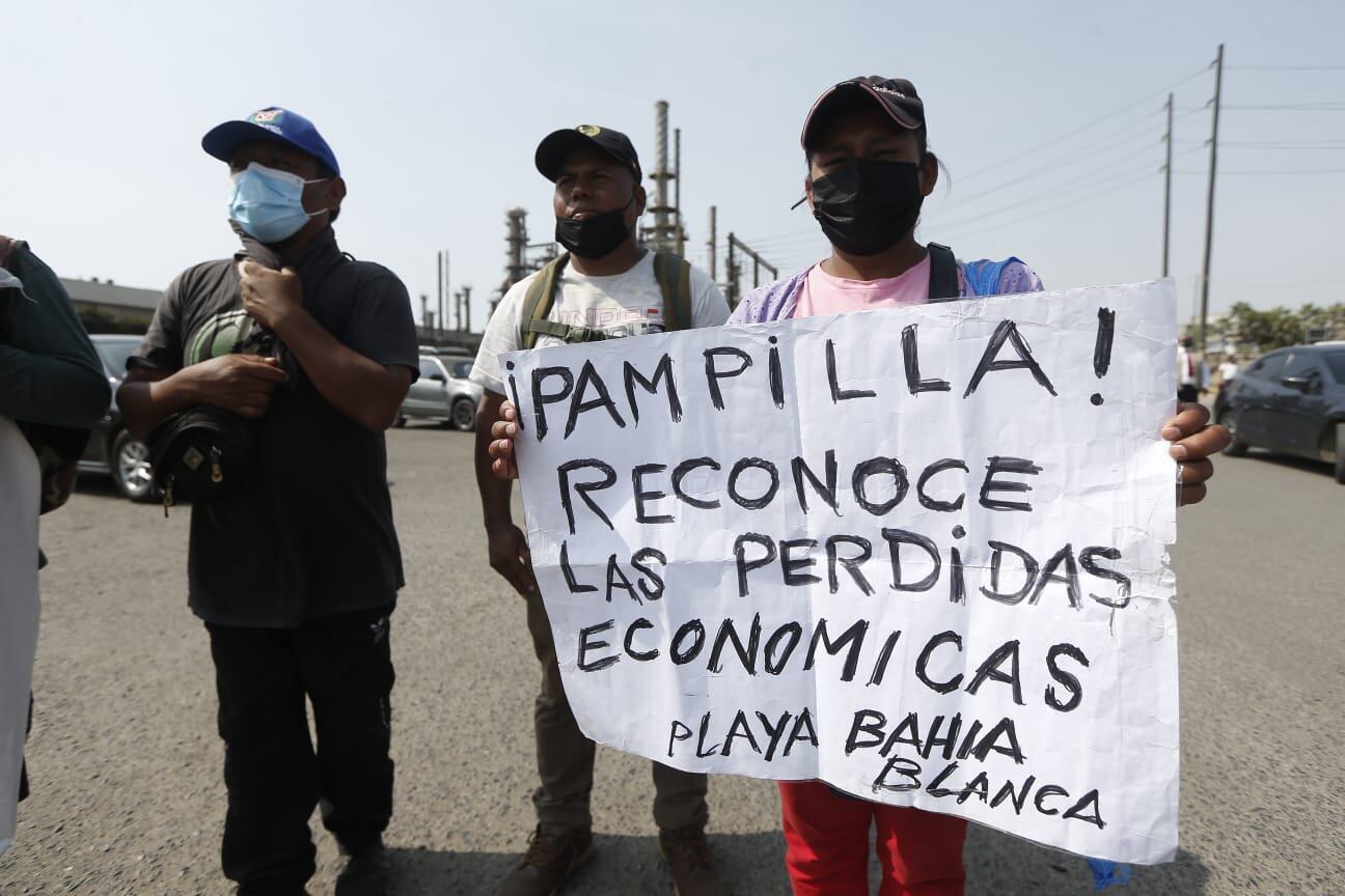 Pescadores artesanales se reunieron este miércoles con el ministro del Ambiente y representantes de la OEFA en la refinería de la Pampilla. (Foto: GEC)