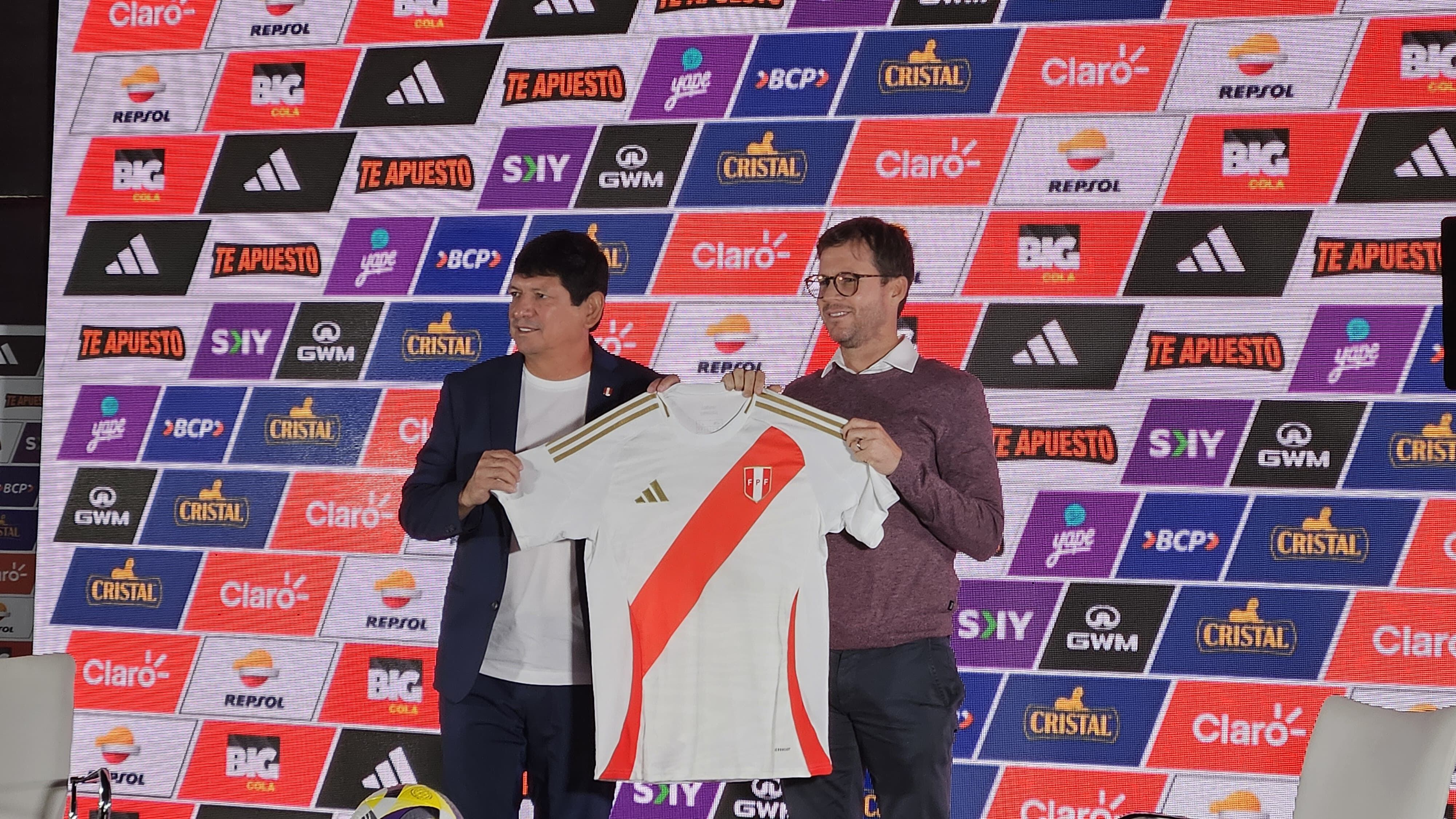 Manuel Barreto fue presentado por el presidente de la FPF, Agustín Lozano. (Foto: Ubaldo Villalobos)