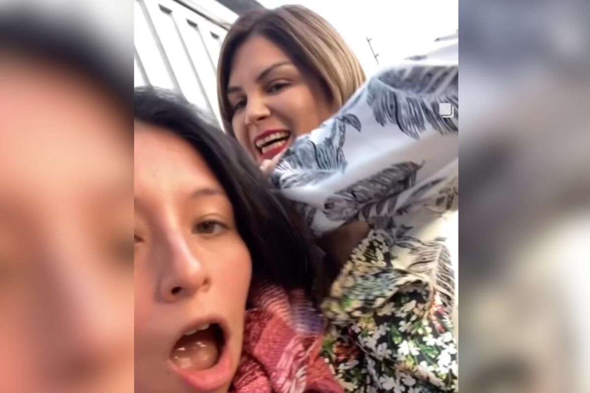 Psicóloga le corta el pelo a la asistenta de su esposo