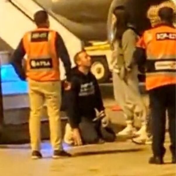 Chris Martin, vocalista y líder de Coldplay, se arrodilló al llegar a Perú para dos conciertos en el Estadio Nacional. (Foto: AFP/ Captura de video)