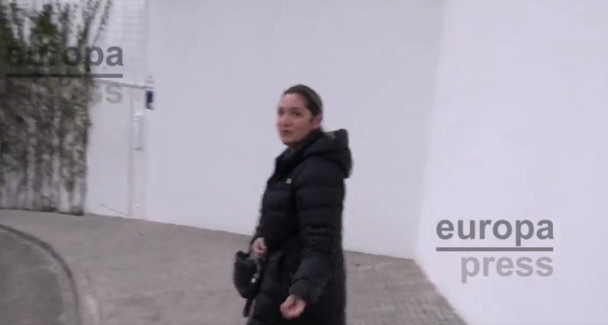 Una de las primas de "Shak" al salir de su domicilio (Foto: Europa Press)