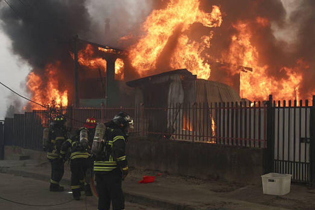 Brigadistas recibieron el apoyo de prsiodente Boric zona de desastre (Foto: AFP)