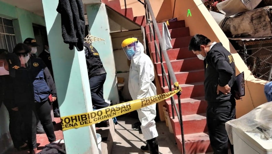 Arequipa: Ancianos fueron hallados sin vida por su hija dentro del baño que está debajo de las gradas que conducen al segundo piso de su vivienda.
