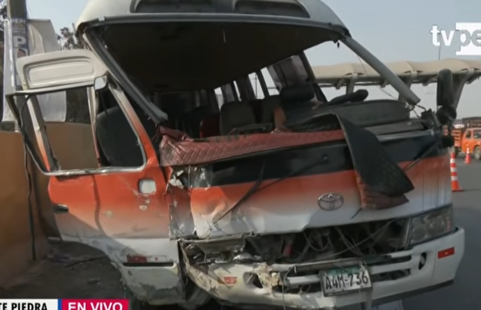 Doce heridos en choque de cúster en Puente Piedra. (TV Perú)