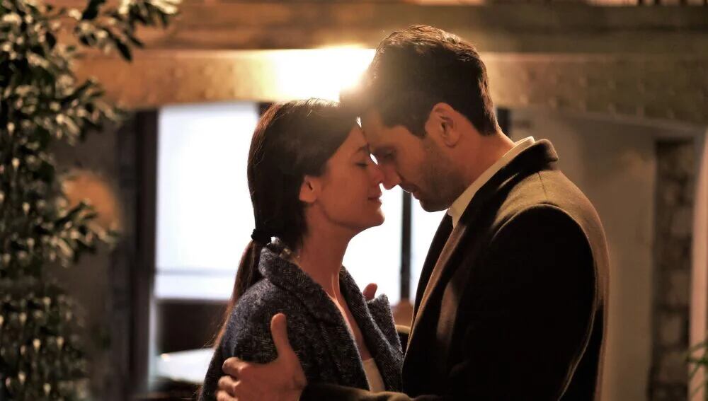 “Secretos de familia” está protagonizada por los actores Pınar Deniz y Kaan Urgancıoğlu (Foto: Ay Yapım)