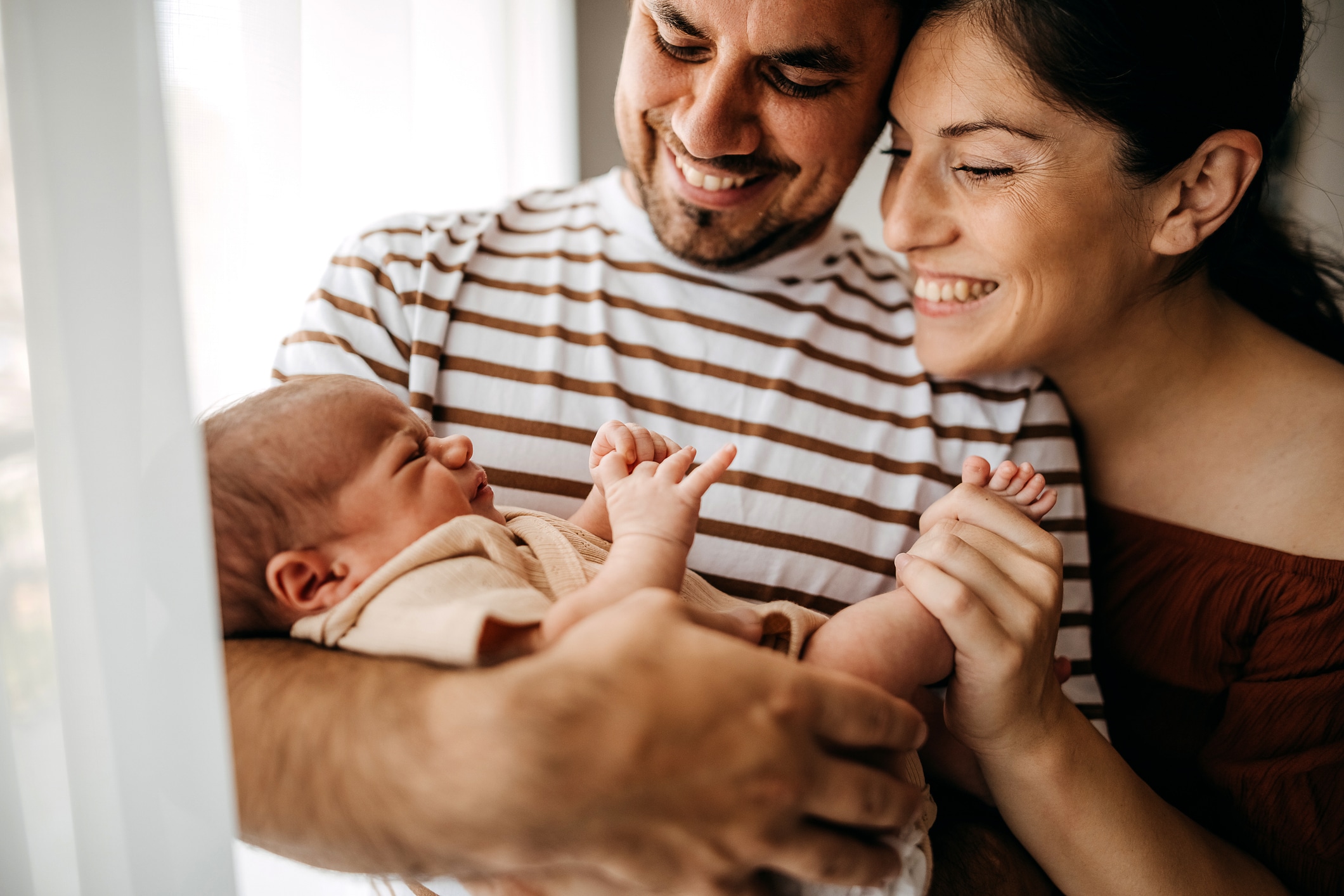 Pareja acaba de adoptar a un bebé. Foto: Istock