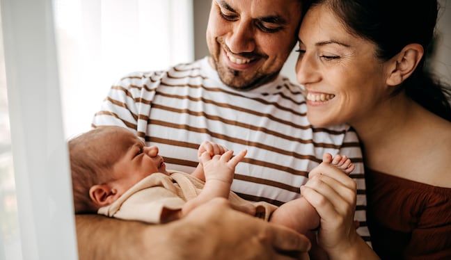 Pareja acaba de adoptar a un bebé. Foto: Istock