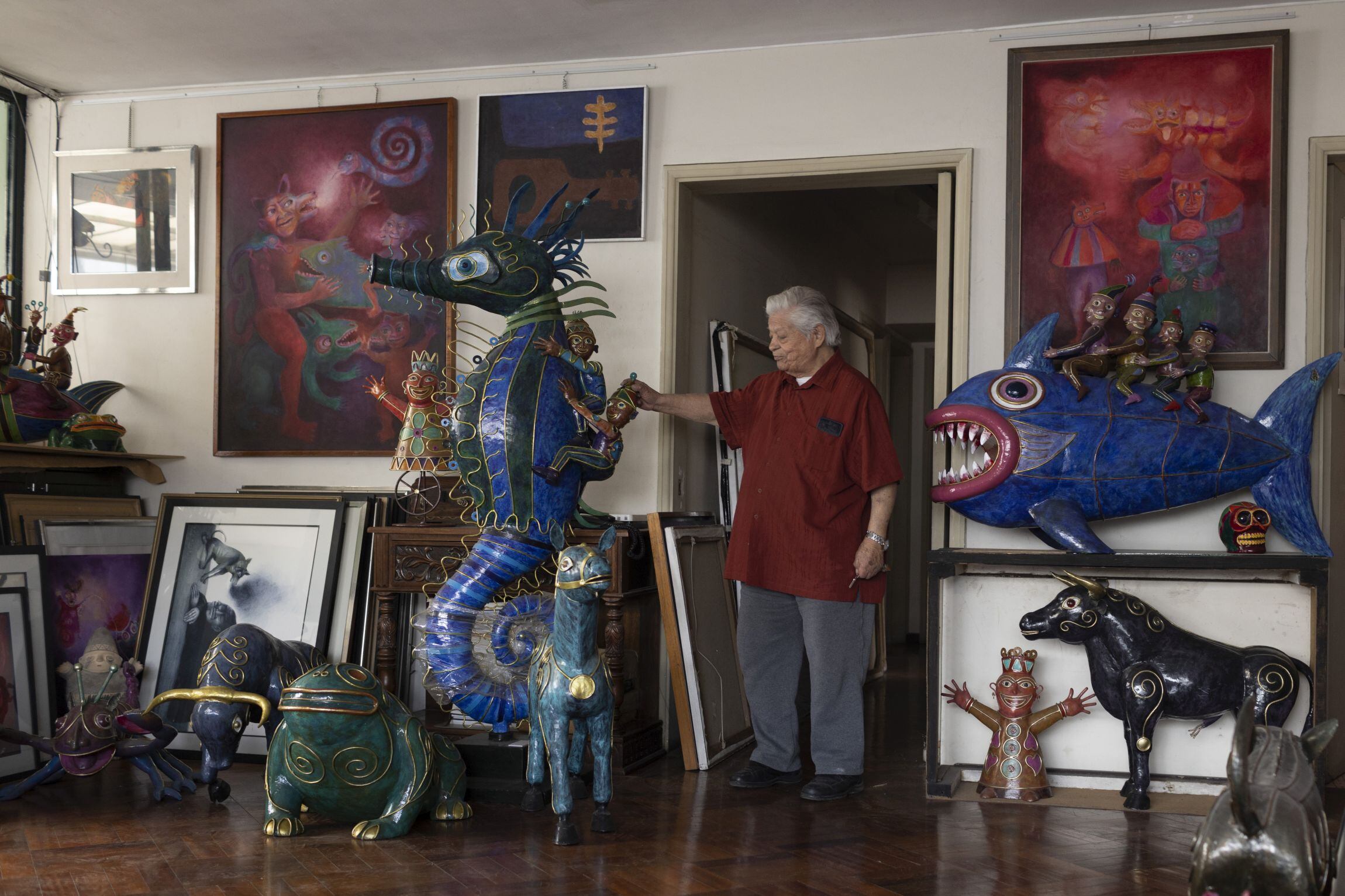 Decenas de pinturas y esculturas del particular imaginario de Alberto Quintanilla ocupan los diferentes rincones de su departamento en Jesús María. (Foto: Richard Hirano)