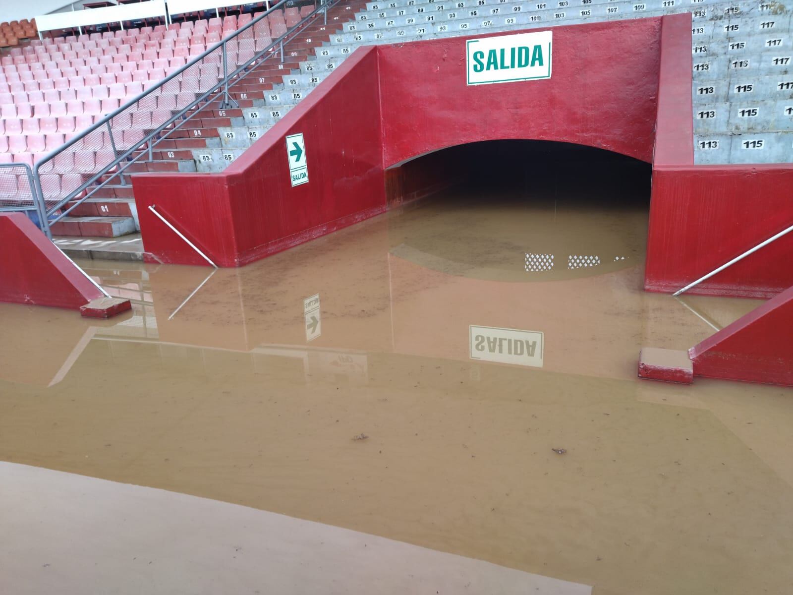Las aguas del huaico inundaron la tribuna del Estadio Mansiche. (Foto: Carlos Balarezo)