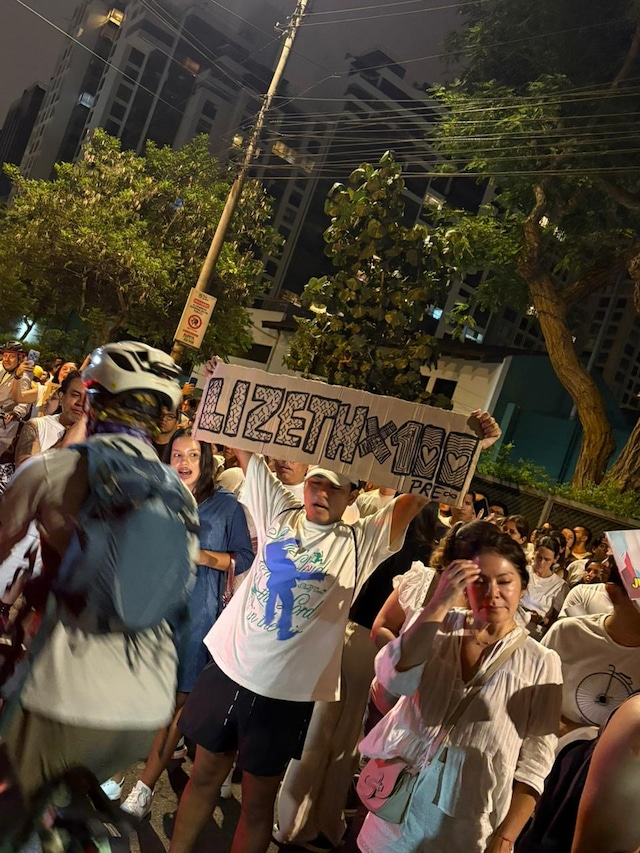 Vecinos y otras personas se congregaron en Camino Real para honrar a la campeona de buceo. (Fotos: Lady Gamarra)