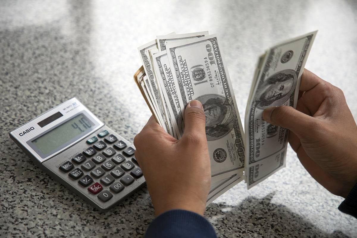 "El precio del dólar en estas semanas no es el real, el BCR está interviniendo casi todos los días y lo contiene o baja", explicó a Trome el economista Jorge González Izquierdo. (Foto: Eduardo Cavero / GEC)