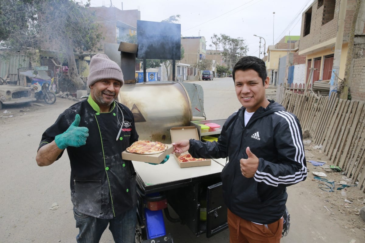 Extranjero adaptó un horno artesanal en su vehículo. Foto: Allengino Quintana