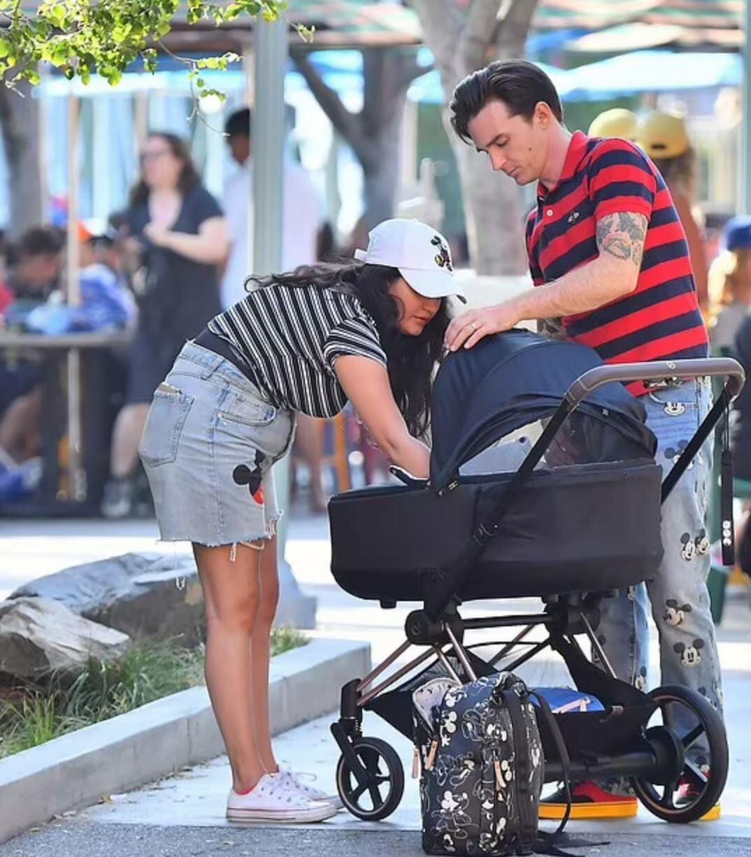 La pareja paseaba en Disneylandia despreocupados y acompañados de un bebé de escasos meses. (Foto: Dailymail)