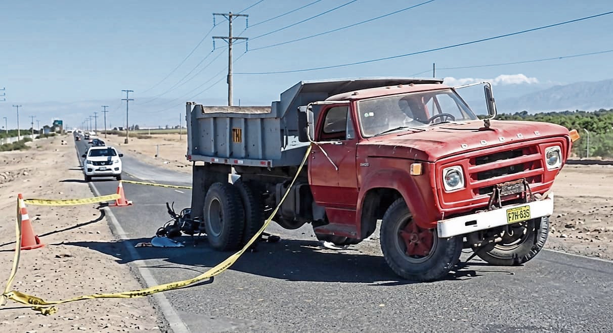 Arequipa: Motociclista choca contra volquete estacionado en carretera y muere