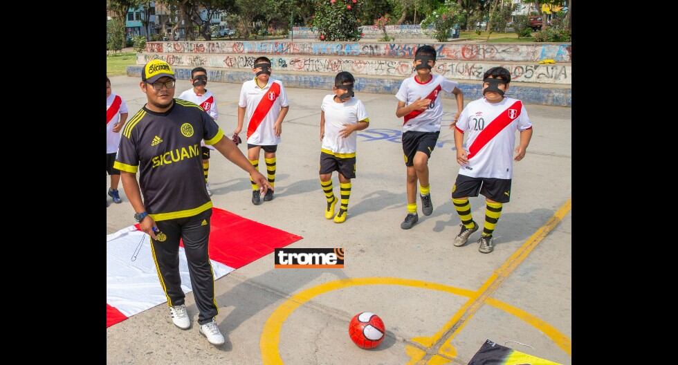'Lapadulitas' entrenan en canchita, son hinchas peruanos y tienen en el corazón a Gianluca Lapadula y a toda nuestra selección. (Entrevista: Isabel Medina / Fotos: Allengino Quintana)
