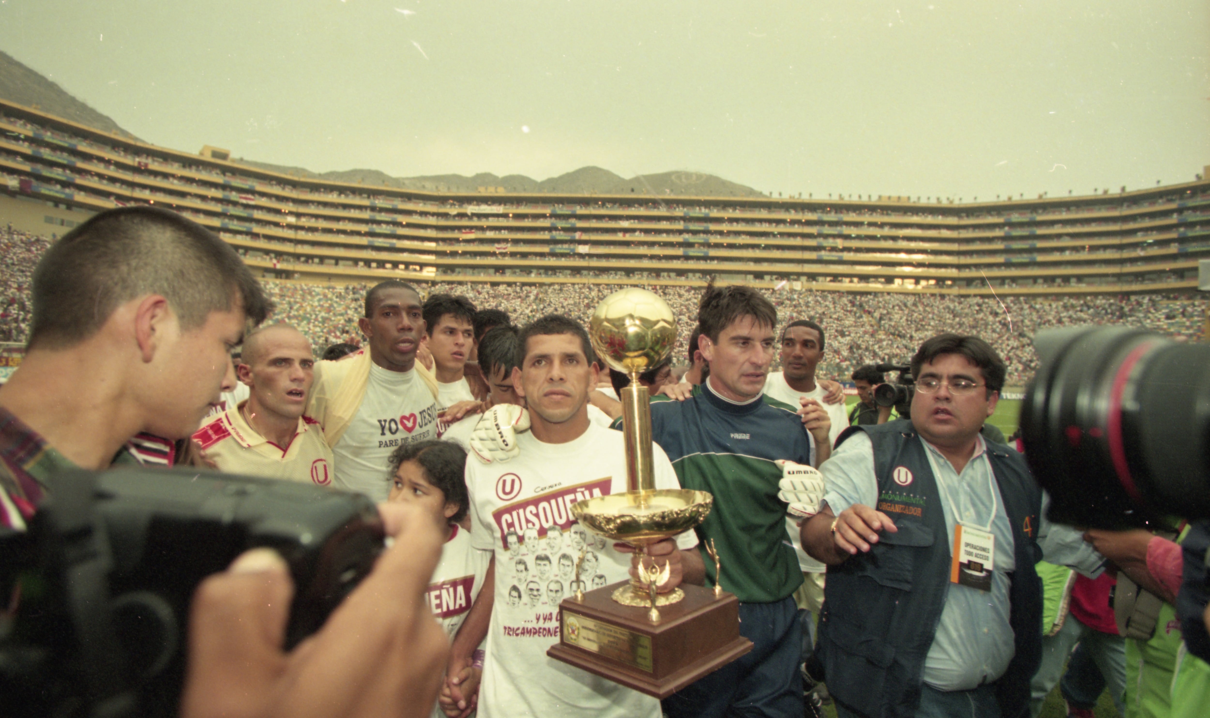 LIMA, 8 DE DICIEMBRE DEL 2000
ENCUENTRO ENTRE UNIVERSITARIO DE DEPORTES Y JUAN AURICH EN EL ESTADIO MONUMENTAL DE ATE. LA U SE PROCLAMA CAMPEON DEL TORNEO CLAUSURA.
FOTO: ROLLY REYNA / EL COMERCIO