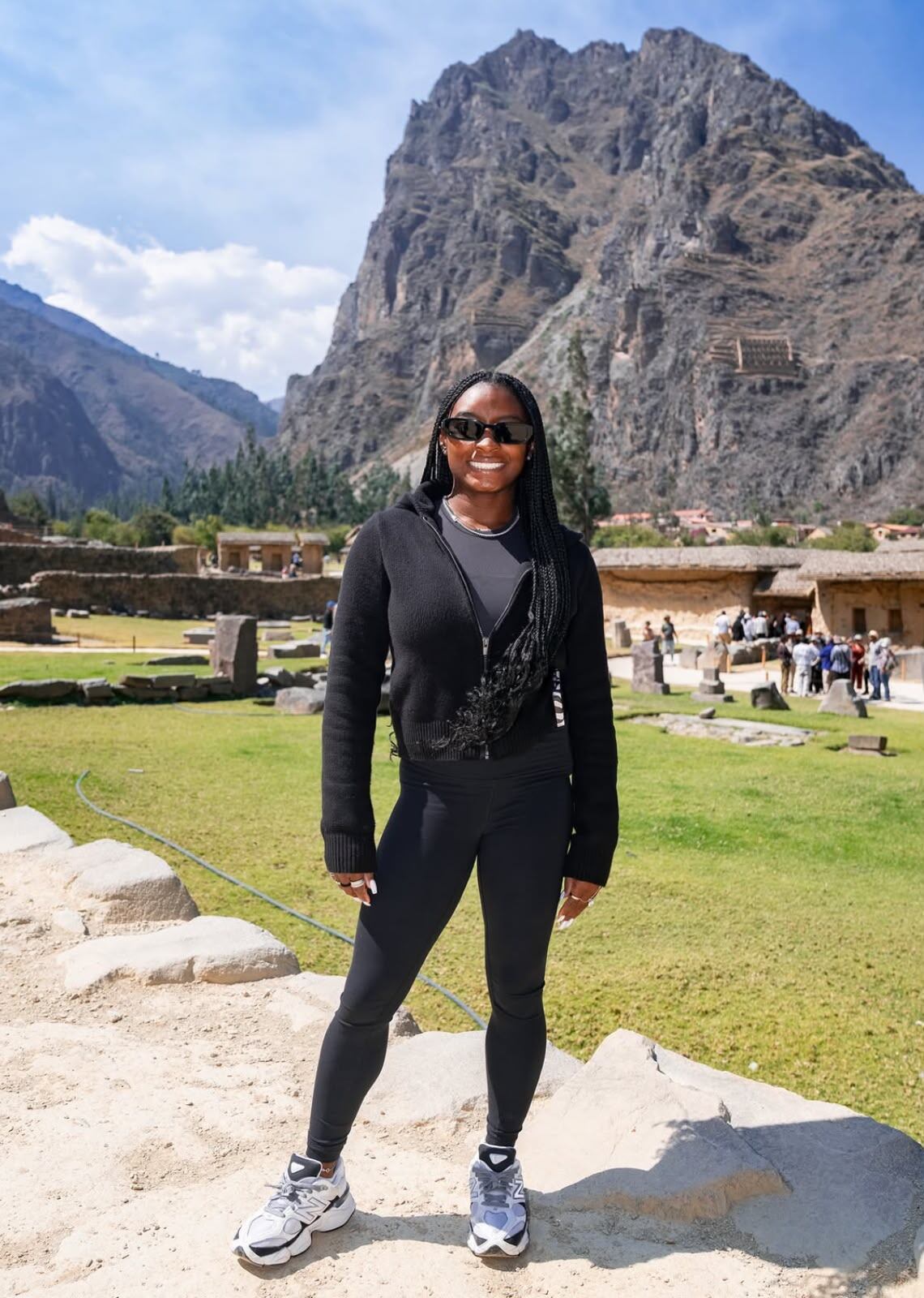 La campeona olímpica, Simone Biles, recorrió algunos de los destinos más emblemáticos del país y compartió su experiencia a través de imágenes que reflejan su asombro por la cultura andina.