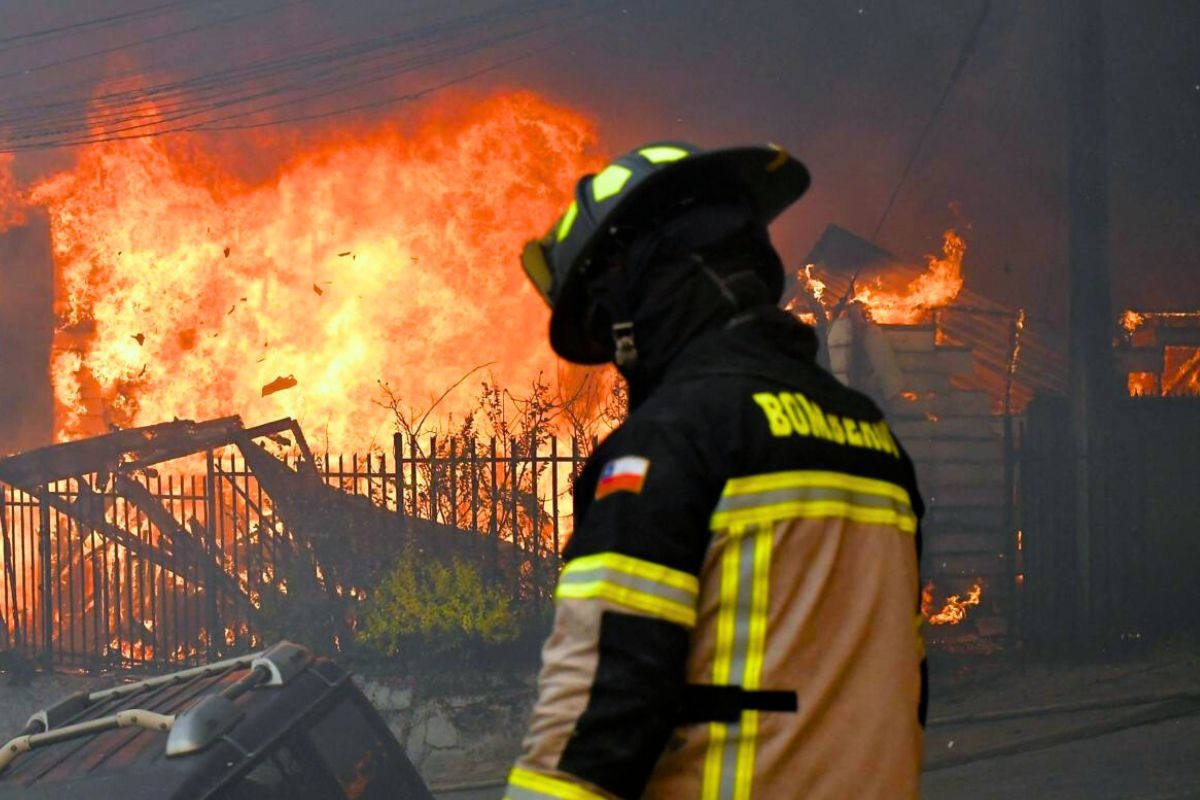 Bomberos realizan inagotables esfuerzos para controlar siniestro en la zonas pobladas (Foto: AFP)