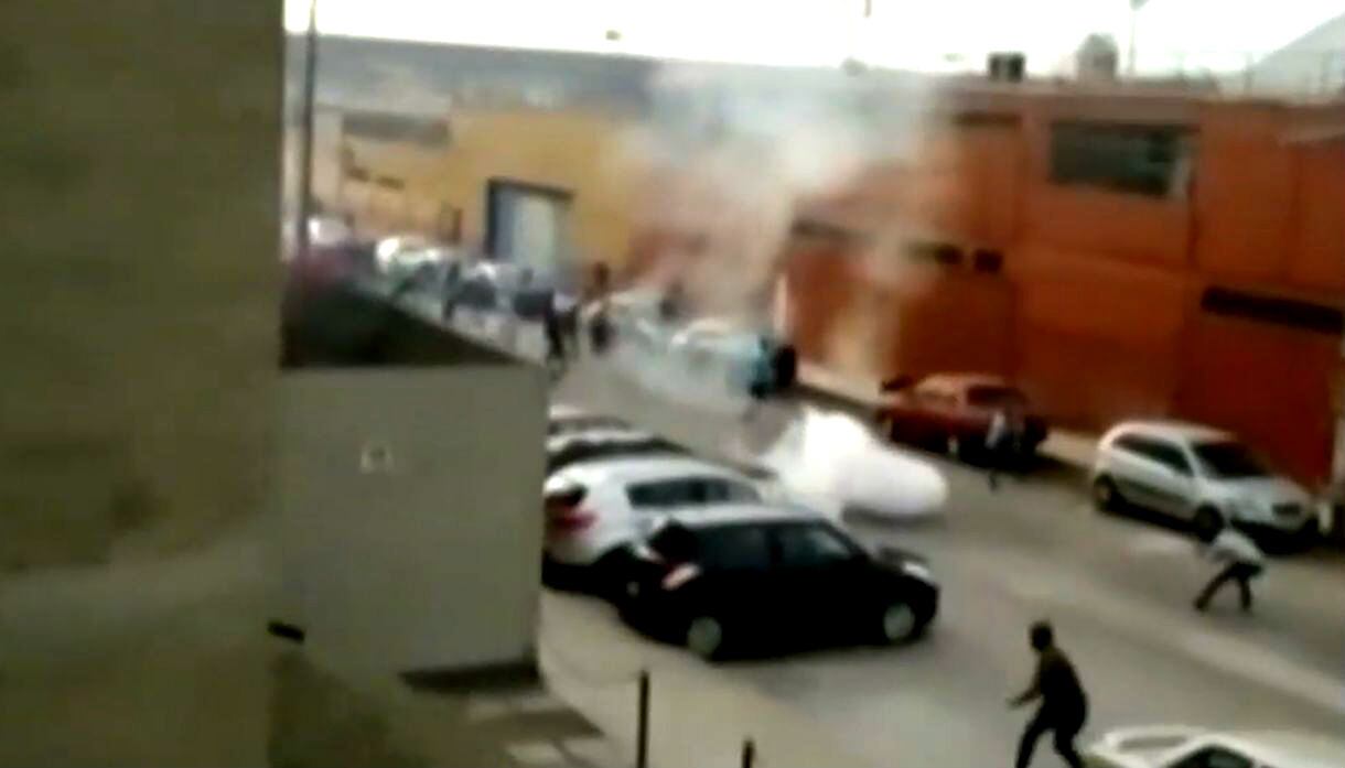 Barristas de la 'U' y Cristal se atacan con piedras y bombas molotov y siembran el pánico en el Cercado de Lima | TROME