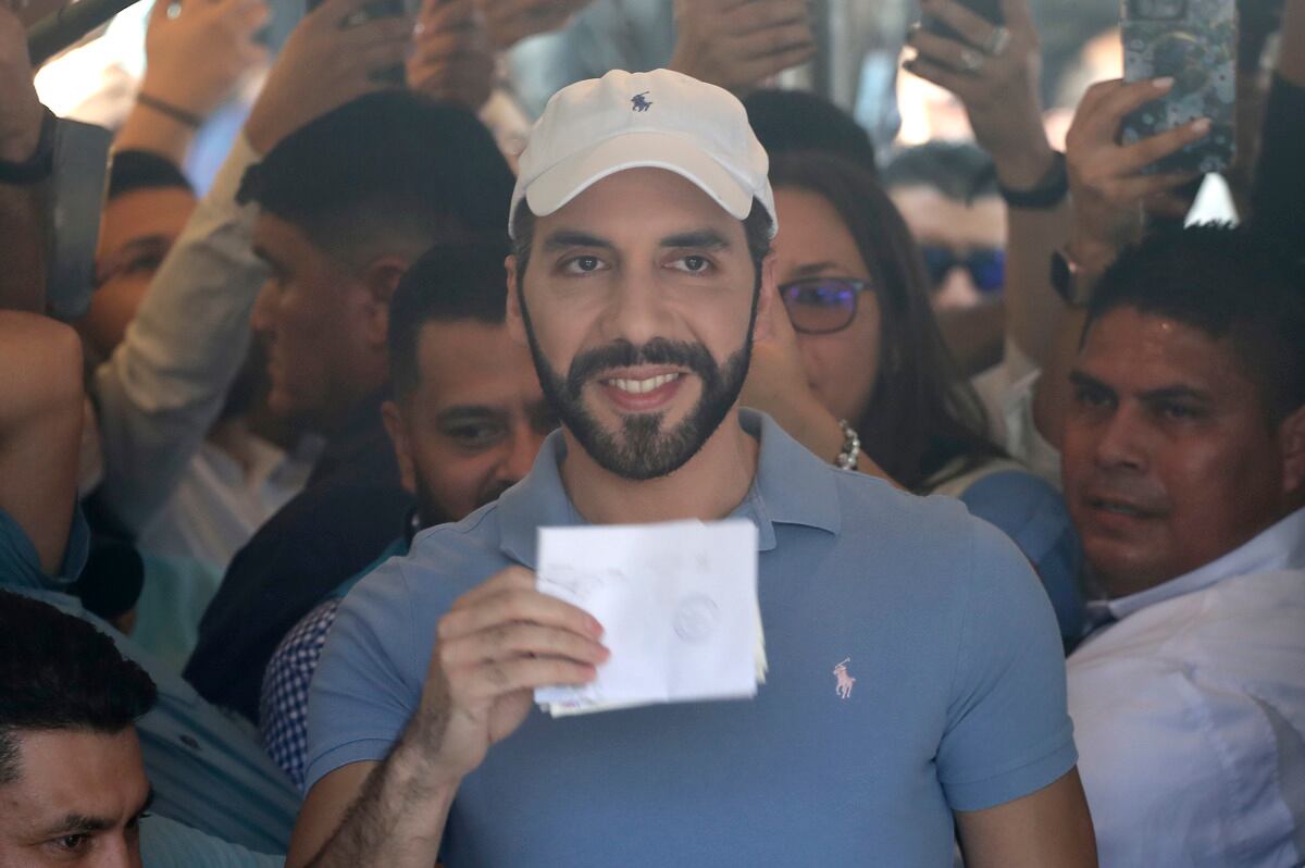 El presidente de El Salvador y candidato a la reelección inmediata, Nayib Bukele, vota en San Salvador, El Salvador, el 4 de febrero de 2024. (Foto de Rodrigo Sura / EFE)