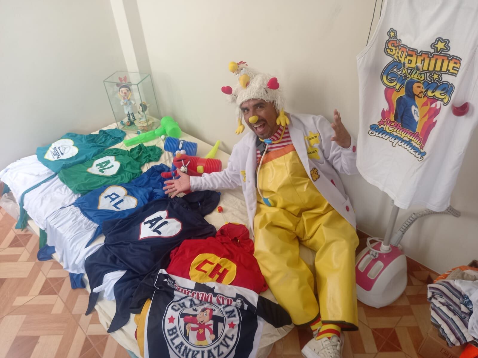 Además de ser el 'Chapulín Blanquiazul' o el 'Chapulín Colorado Peruano' para brindar ayuda, José Luis Bolaños Díaz nos muestra a su otro personaje clown: El Dr. Alivio Días Confelicidad. (Foto: José M. Carmen)