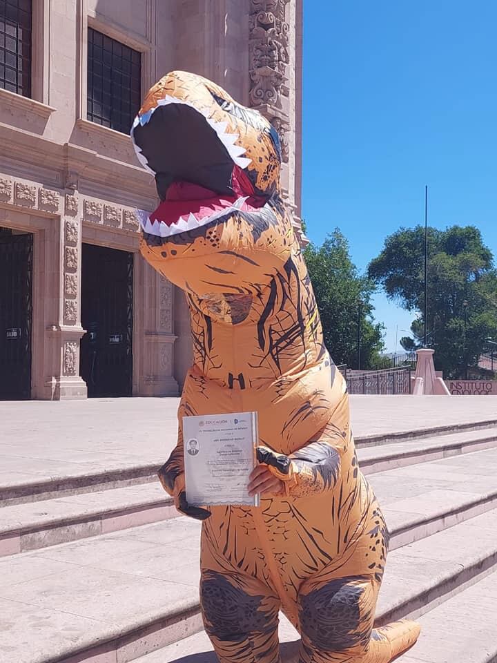 Joven causa sensación por vestirse de dinosaurio para recoger su título universitario. (Facebook: Abel Monsivais Badillo)