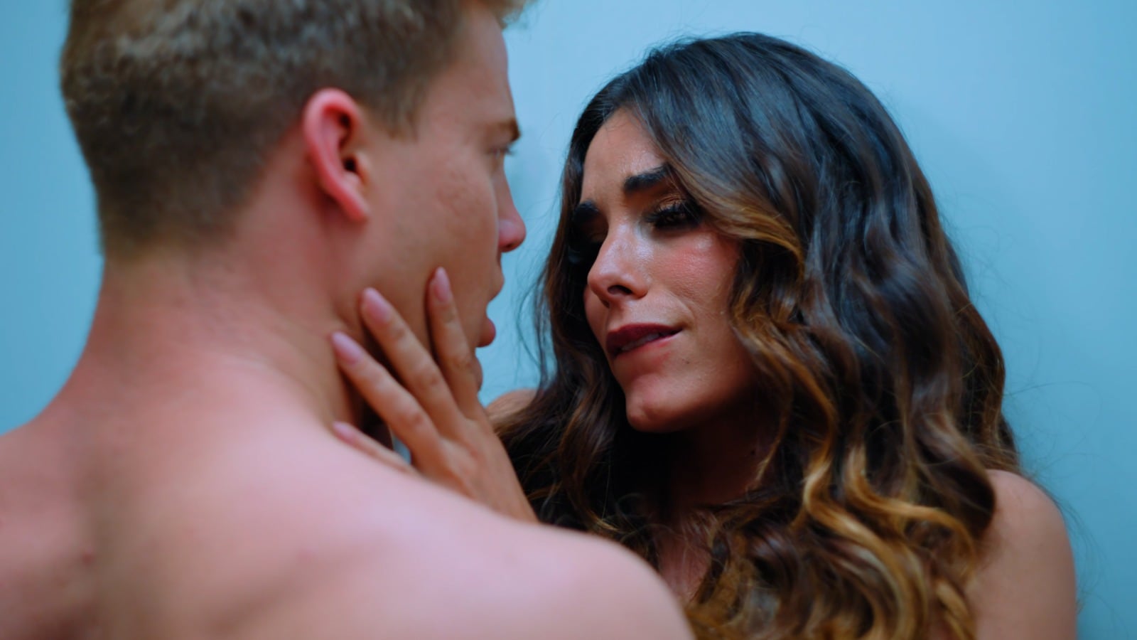 Vania Torres, en escena de película 'Amigo, por ahí no es'