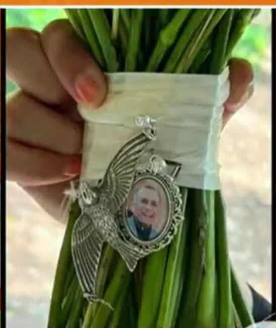 Karina Banda llevó una foto de su tio en el broche del ramo (Foto:twitter)