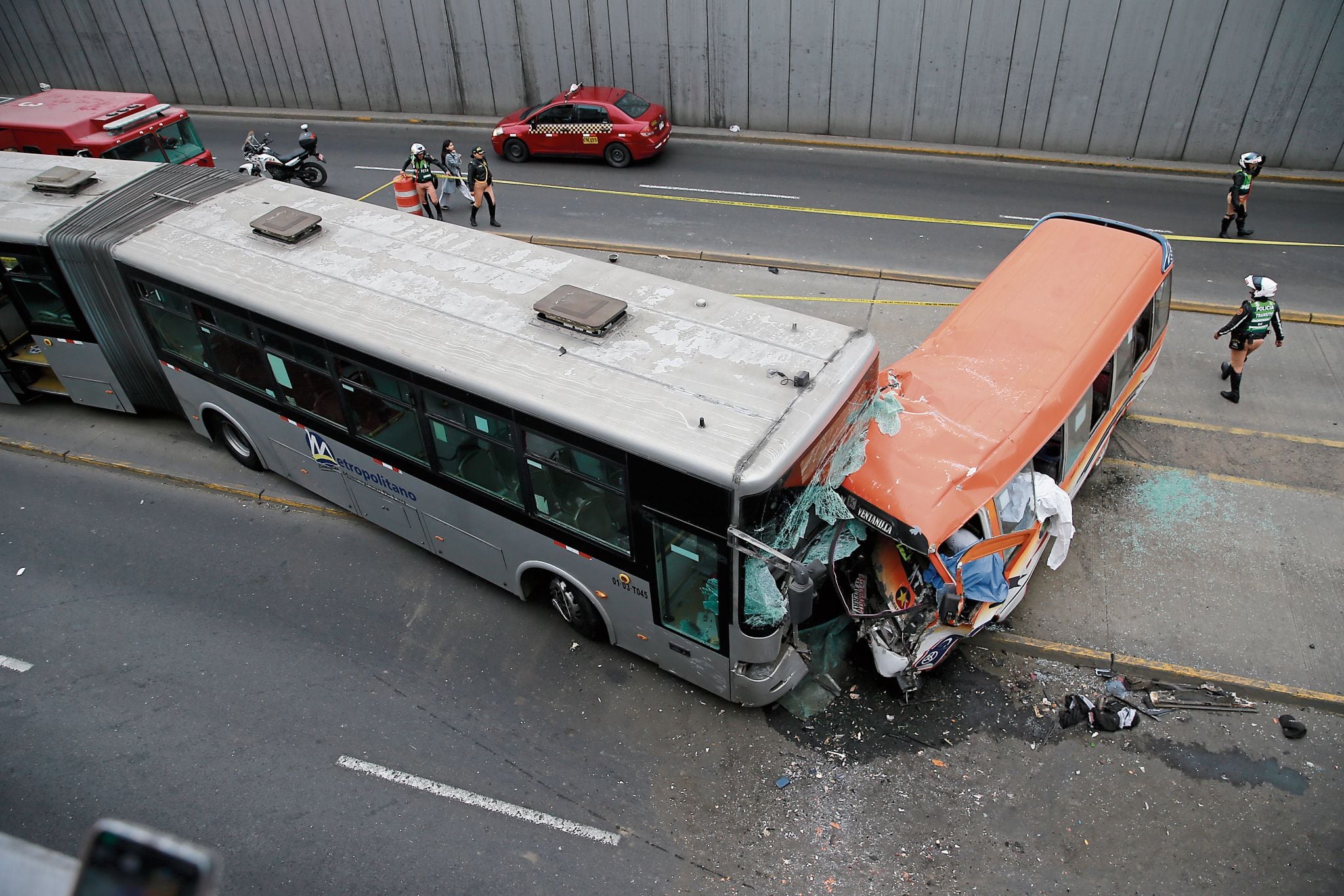 Choque entre bus del Metropolitano y cúster el Anconero deja 3 muertos y varios heridos en la Av. Alfonso Ugarte.