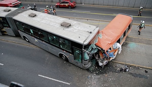 Habla testigo tras choque de ‘Anconero’ con Metropolitano: “No hay huella de frenada y hay líquido de freno regado en la pista”