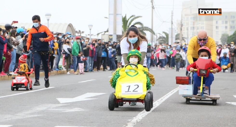 Carrera de 'carros locos' tuvo creativos diseños usando materiales reciclados en San Miguel. (Trome / Isabel Medina)