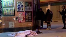 ¡Los acribillaron frente a una bodega! Venezolano muere de diez balazos y su pareja queda herida en SMP