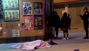 ¡Los acribillaron frente a una bodega! Venezolano muere de diez balazos y su pareja queda herida en SMP