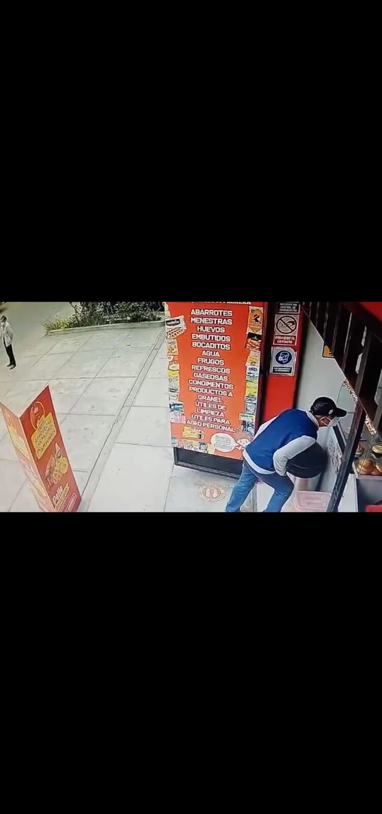 Antes del hurto, delincuentes observaron lo que había al interior del minimarket. Secuencia número 1 del hurto. | Reproducción de vídeo