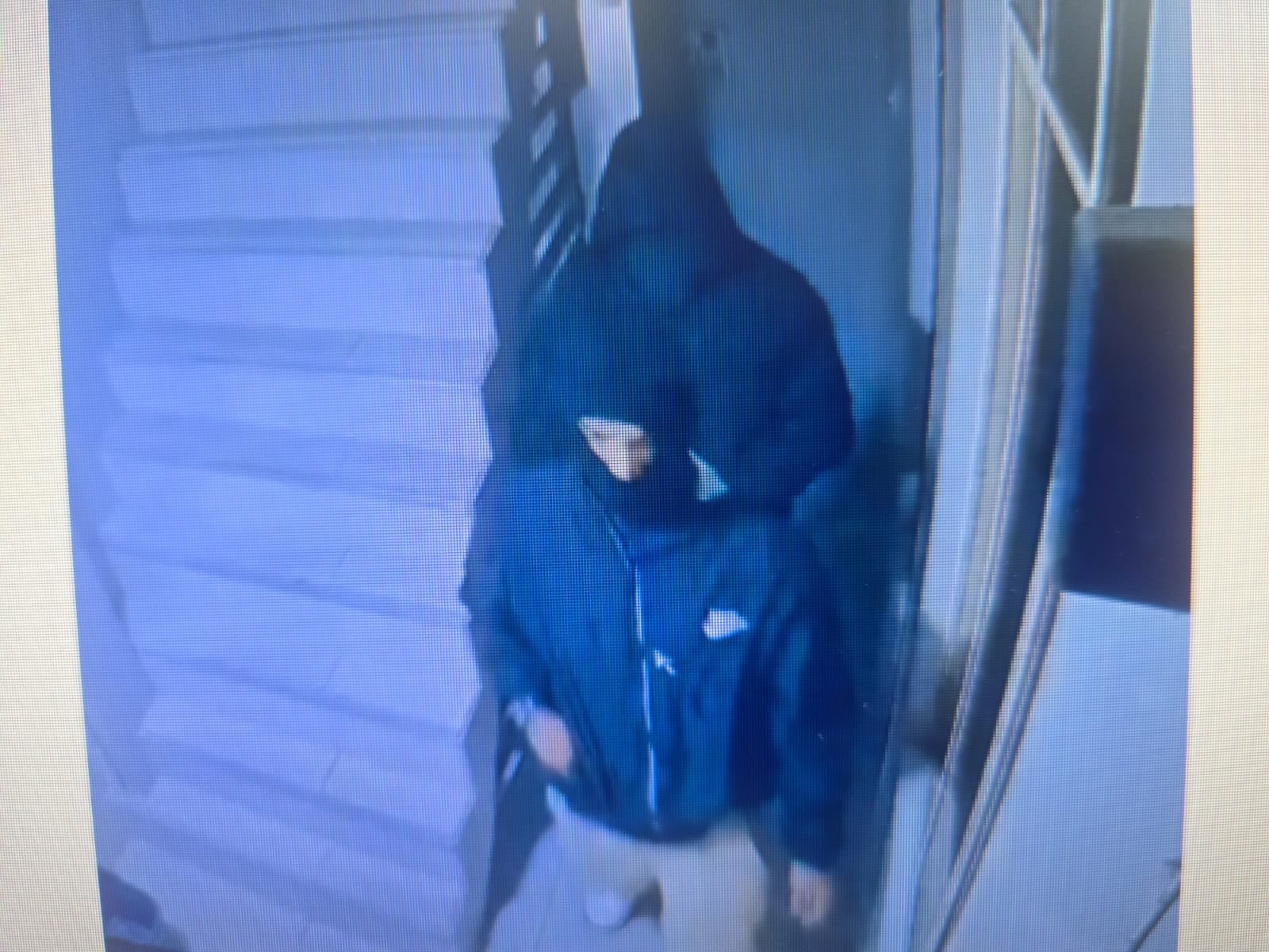 Subieron hasta el segundo piso del establecimiento y luego violentaron la puerta del cuarto donde estaba la víctima.