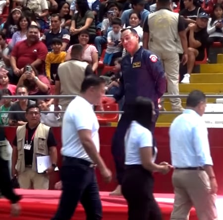 El jefe de Estado demostró que tiene reflejos en el Coliseo Cerrado Gran Chimú, en Trujillo.