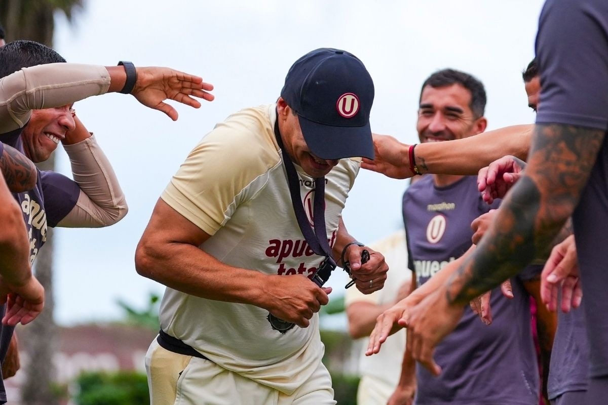 Fabián Bustos tiene en manos una decisión clave dentro del once crema (Foto: @universitario)