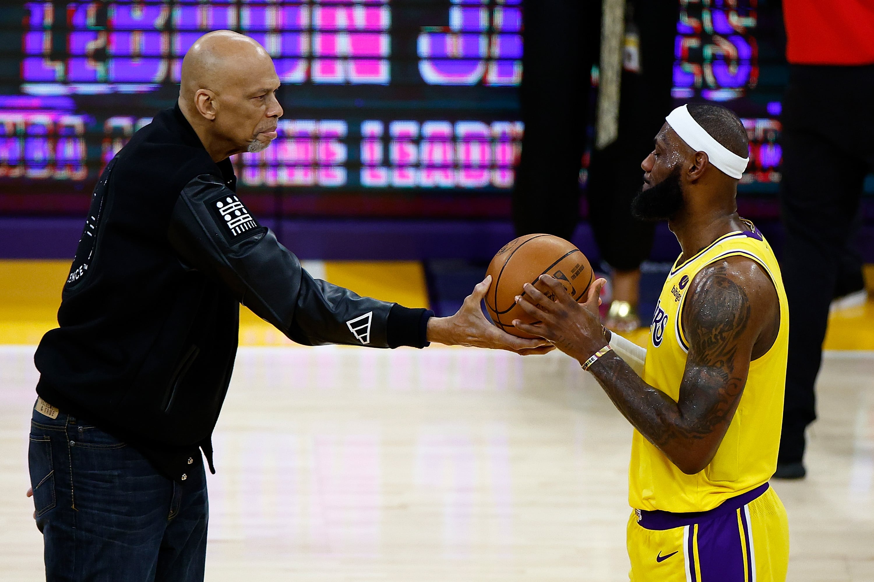Emotivo momento durante la ceremonia en honor a LeBron James. Kareem Abdul-Jabbar lo felicitó por romper su récord. (Agencias)