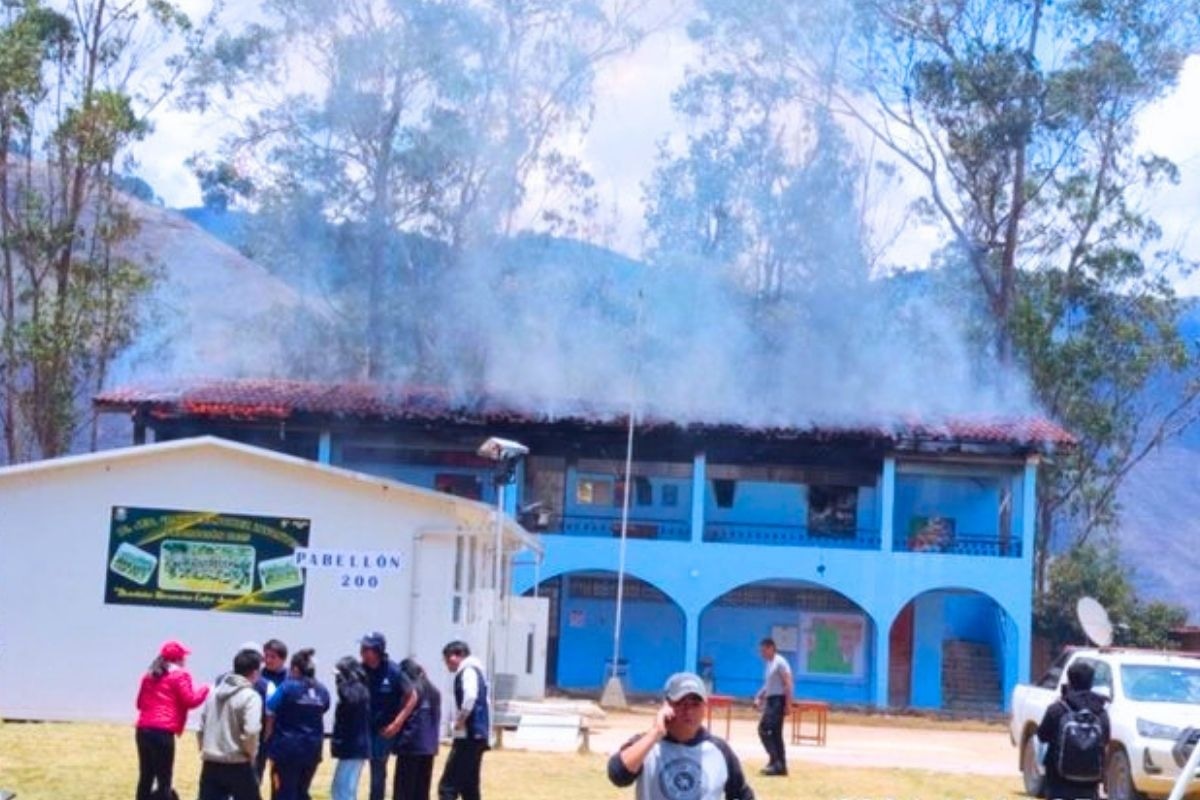 Proceso electoral fue interrrumpido temporalmente por explosiones e incendio (Foto: @americanoticias)